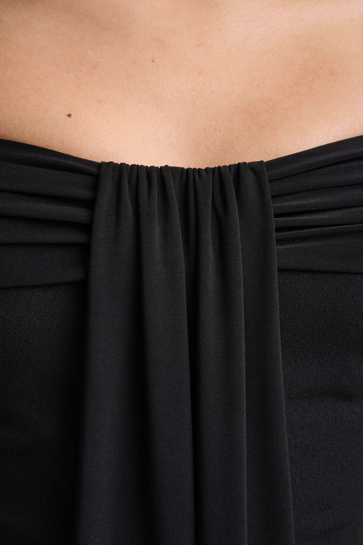 Kalida | Mono negro con escote Bardot y detalle de banda colgante