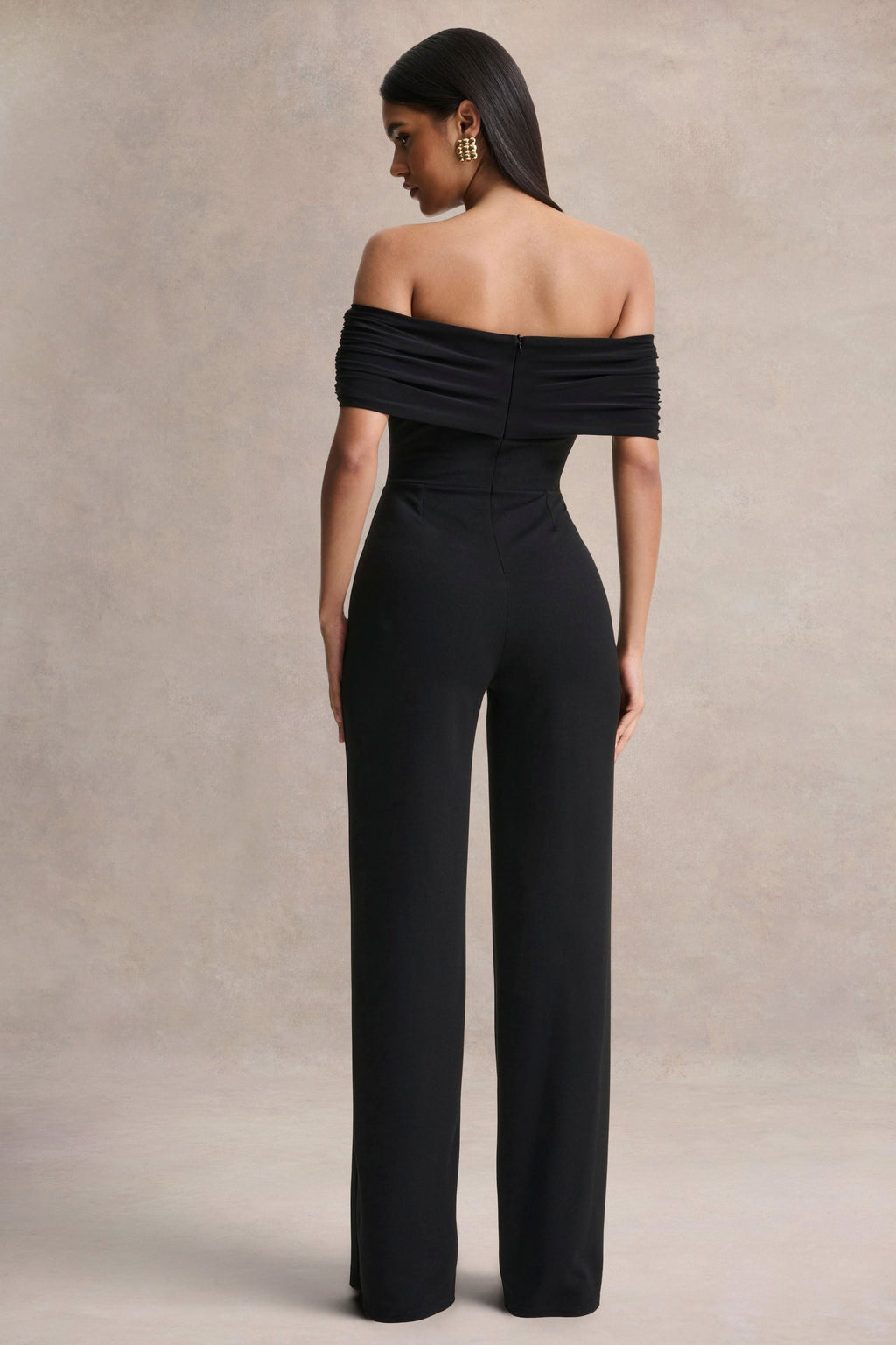 Kalida | Mono negro con escote Bardot y detalle de banda colgante