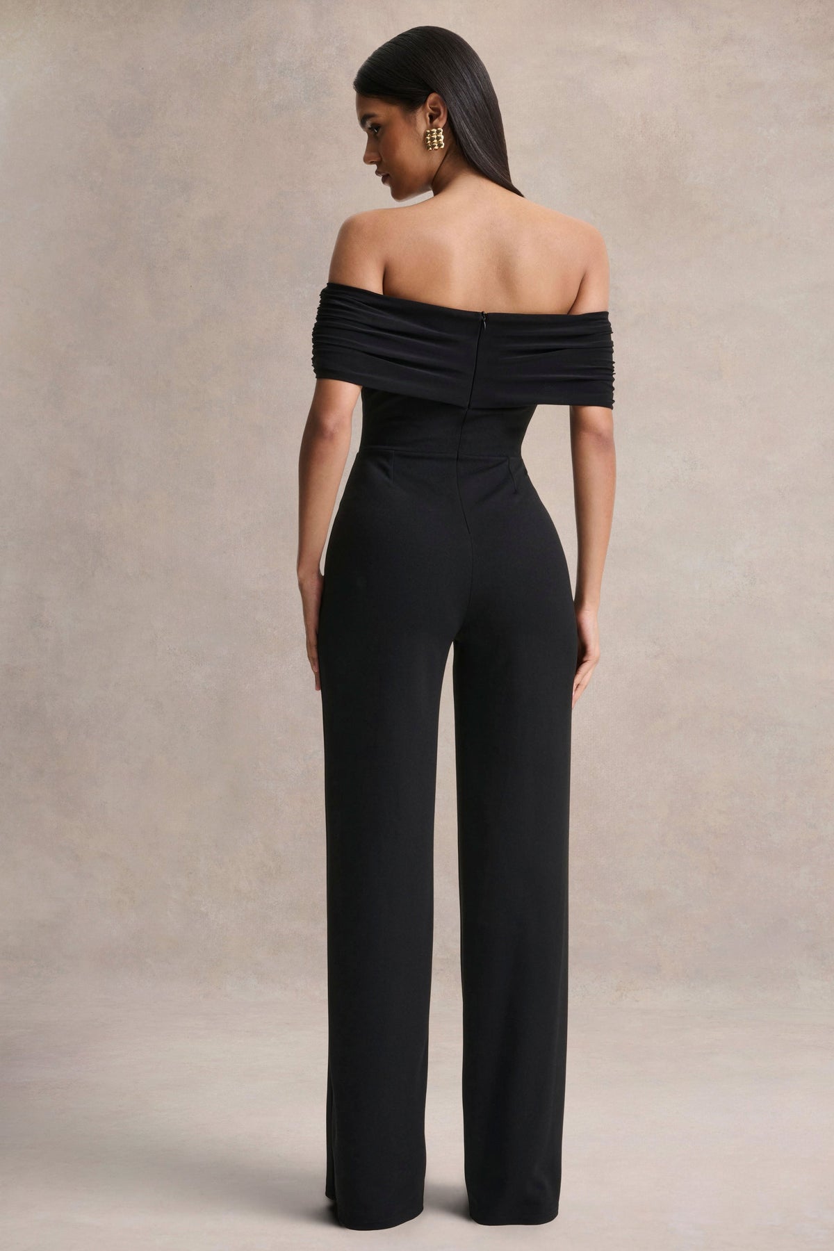 Kalida | Mono negro con escote Bardot y detalle de banda colgante