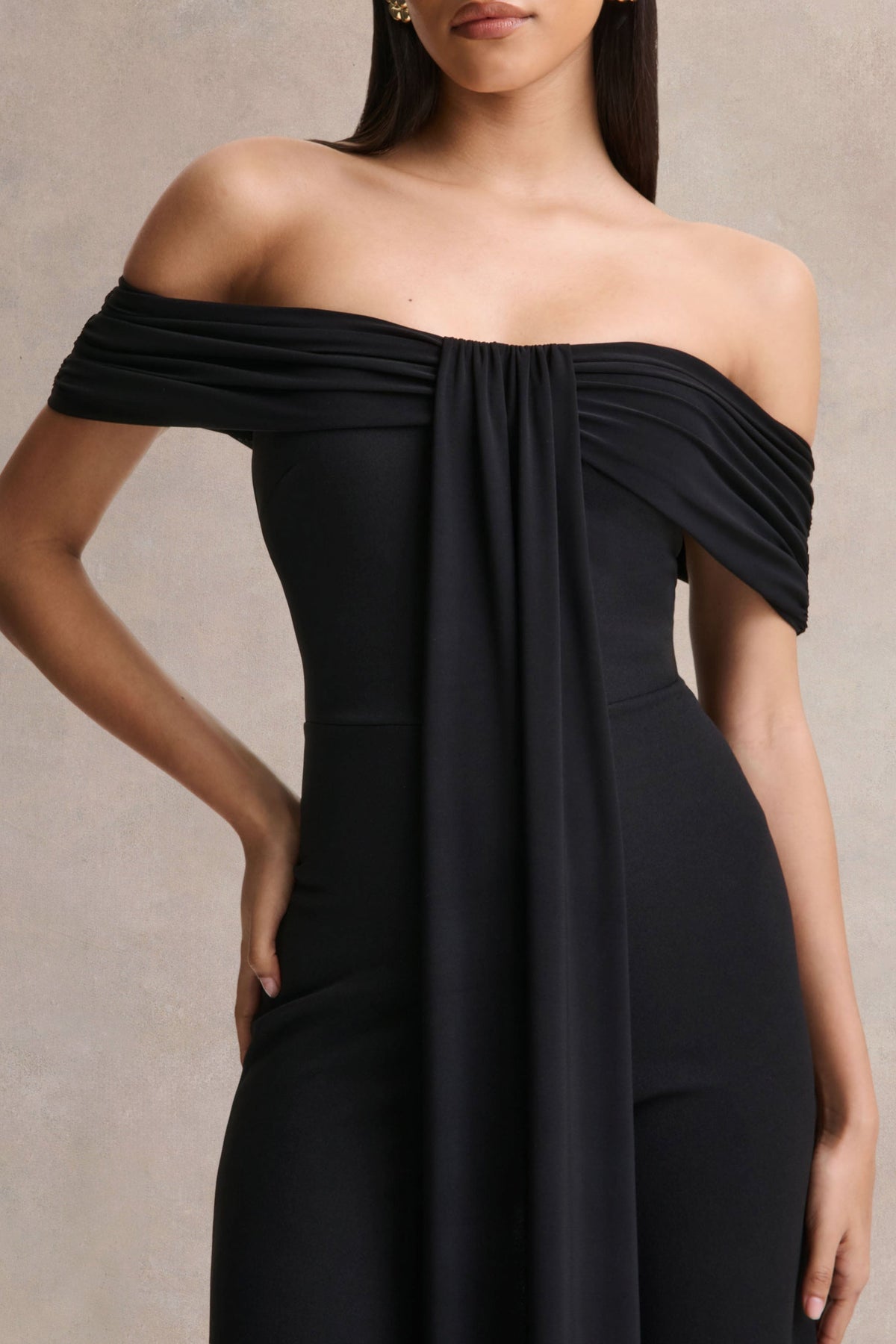 Kalida | Mono negro con escote Bardot y detalle de banda colgante