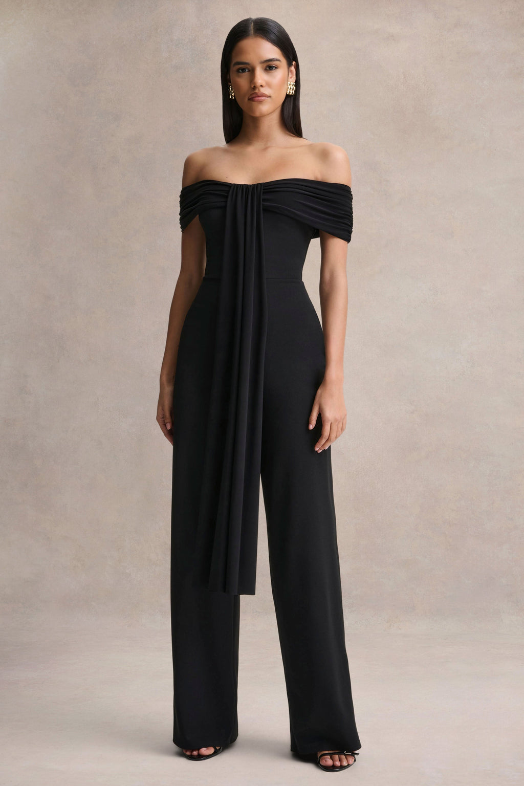 Kalida | Mono negro con escote Bardot y detalle de banda colgante