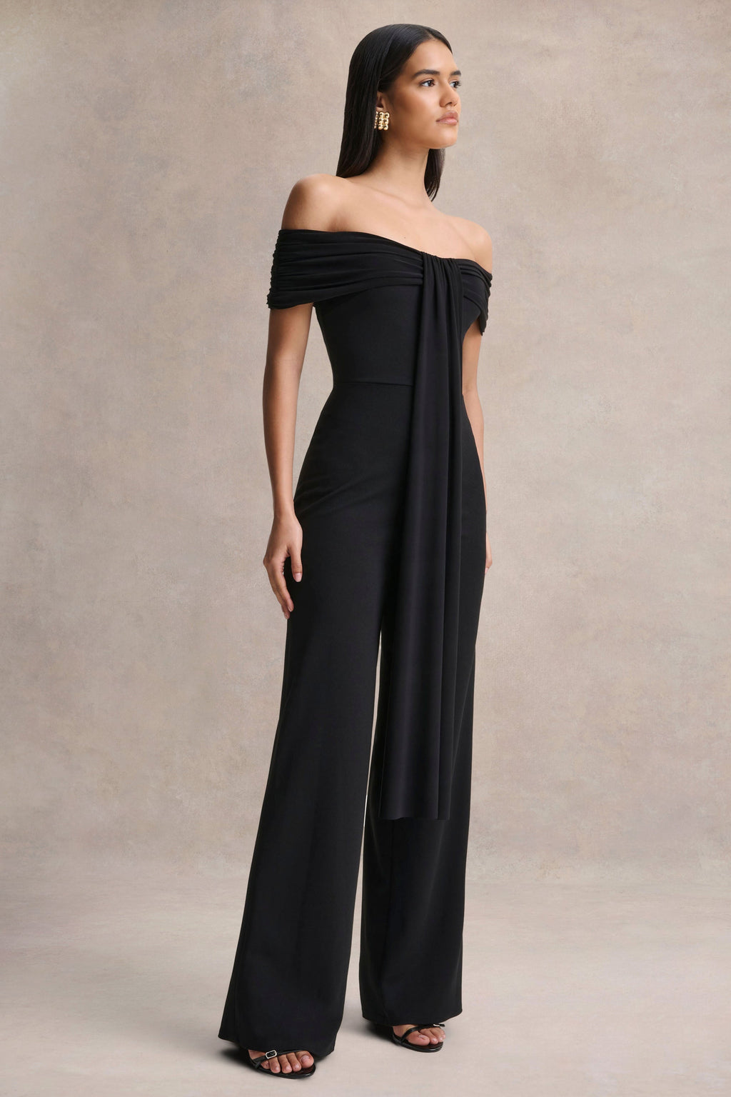 Kalida | Mono negro con escote Bardot y detalle de banda colgante