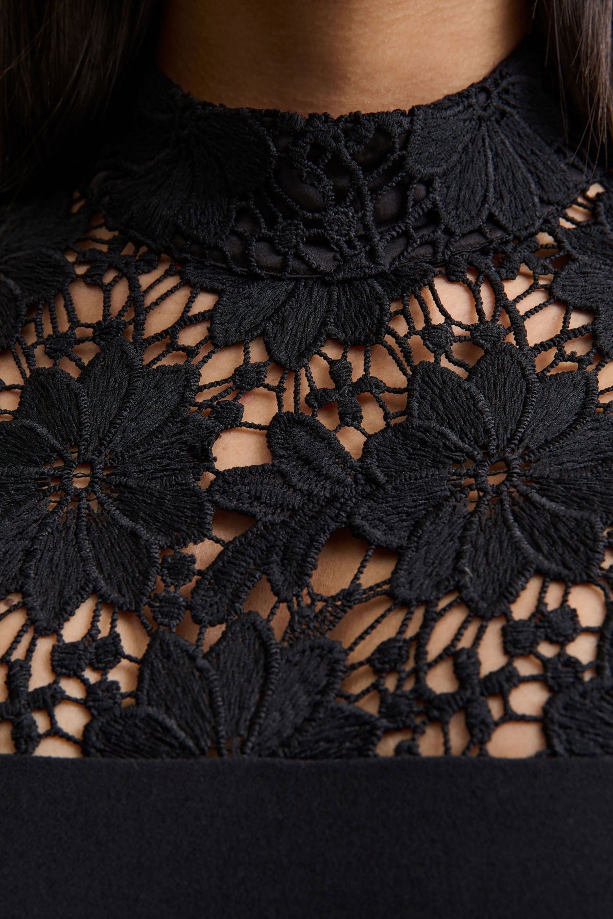 Orlina | Mono negro de cuello alto con detalles de encaje