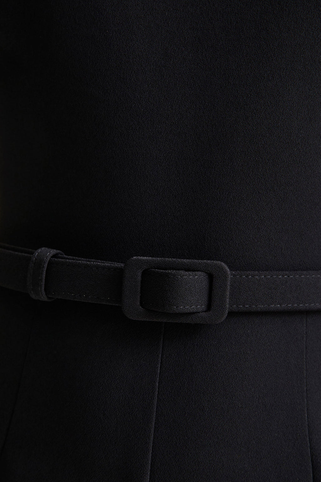 Orlina | Mono negro de cuello alto con detalles de encaje