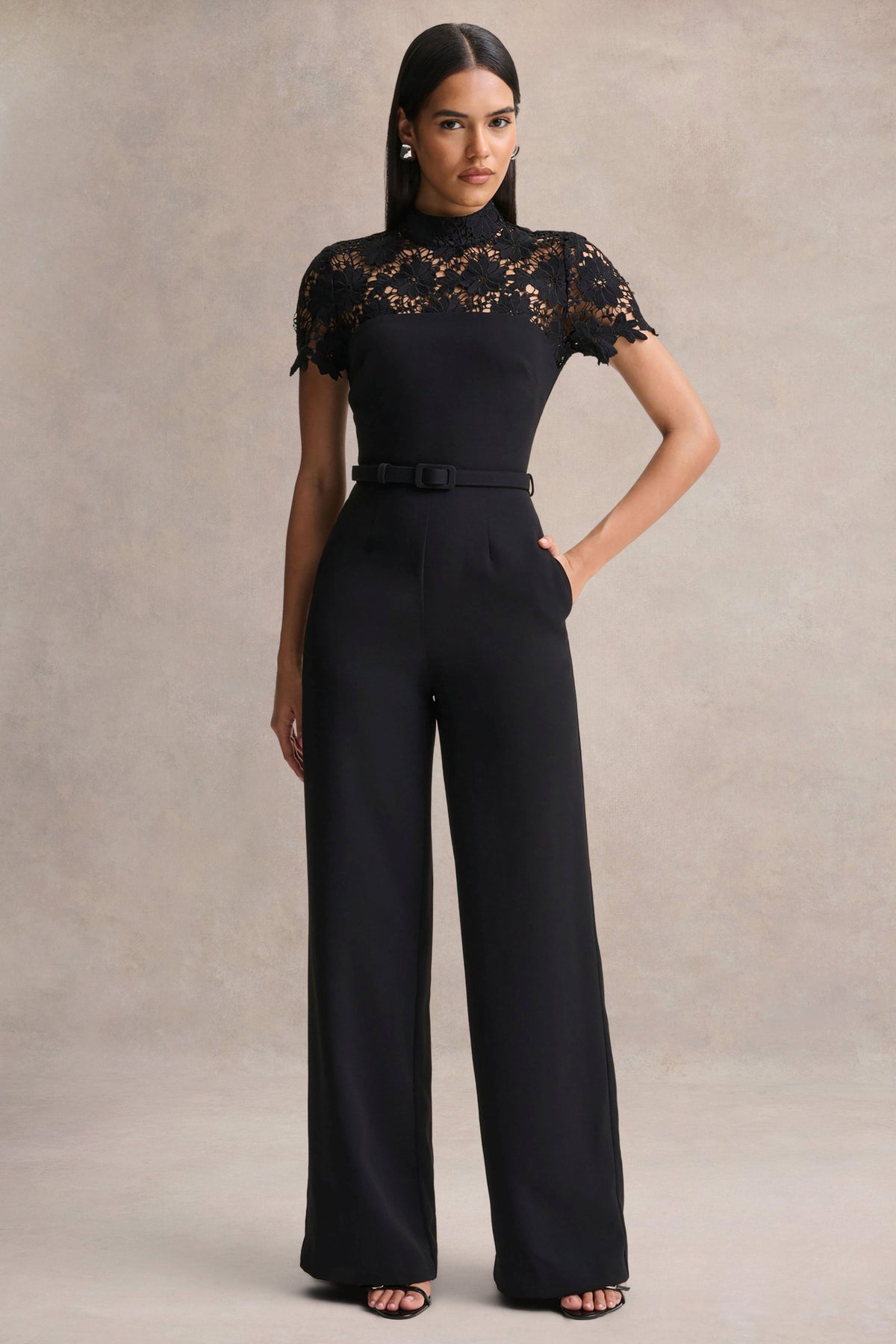 Orlina | Mono negro de cuello alto con detalles de encaje