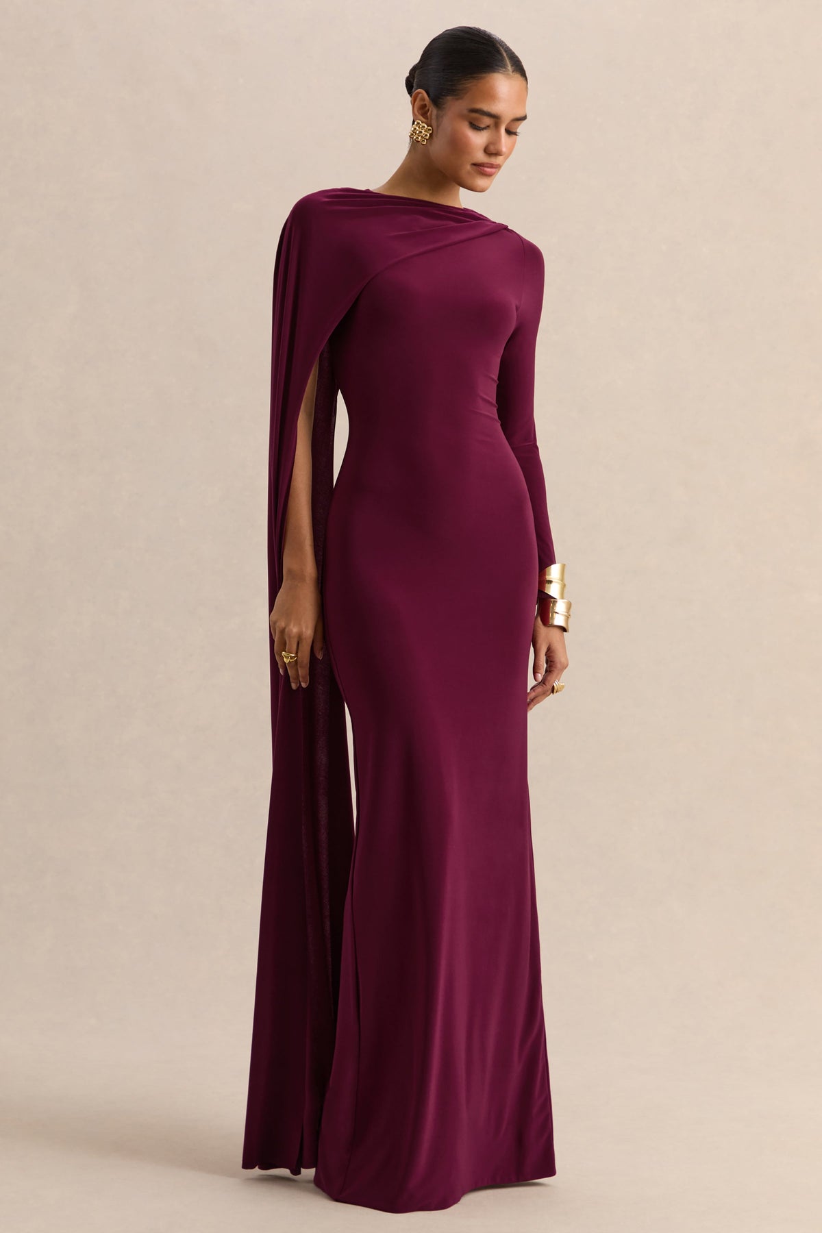 Halina | Vestido largo burdeos de cuello alto con manga tipo capa