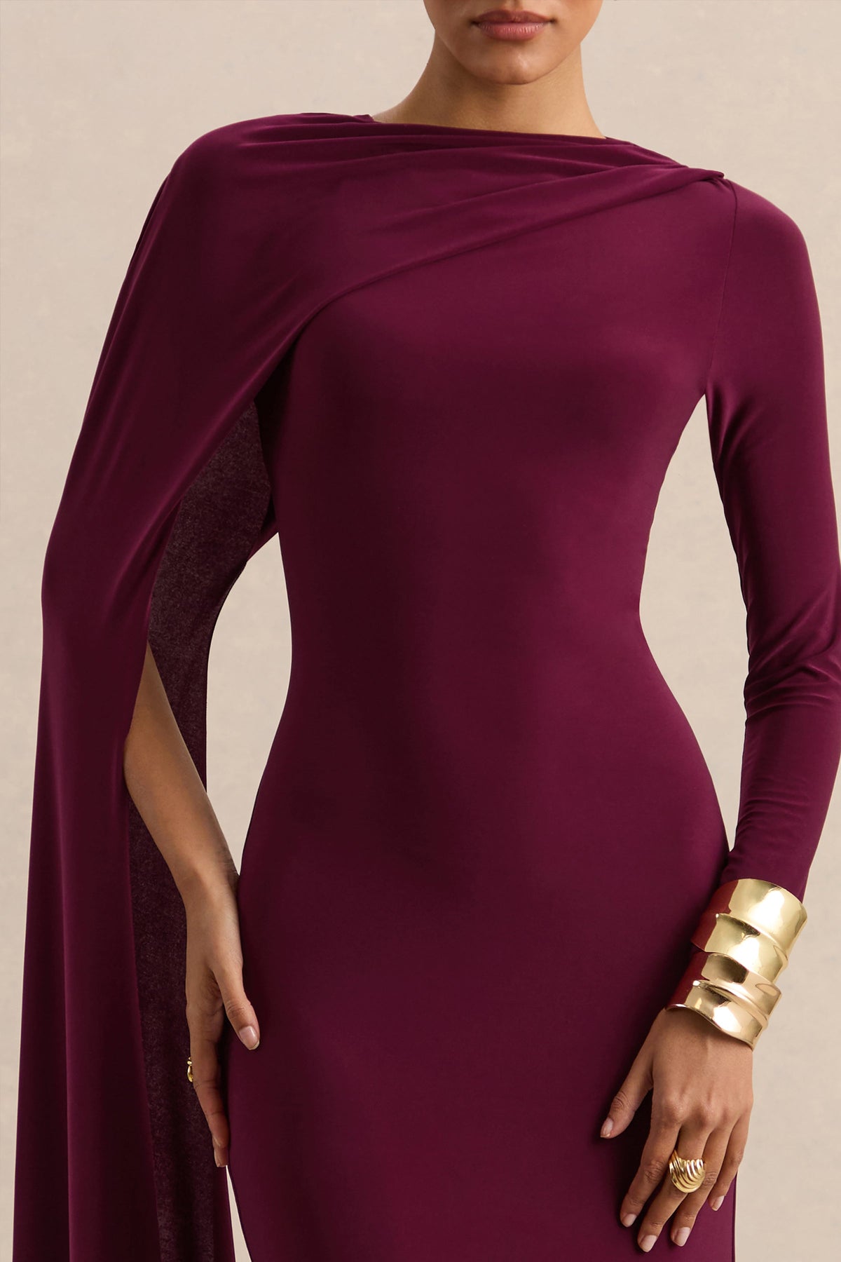 Halina | Vestido largo burdeos de cuello alto con manga tipo capa