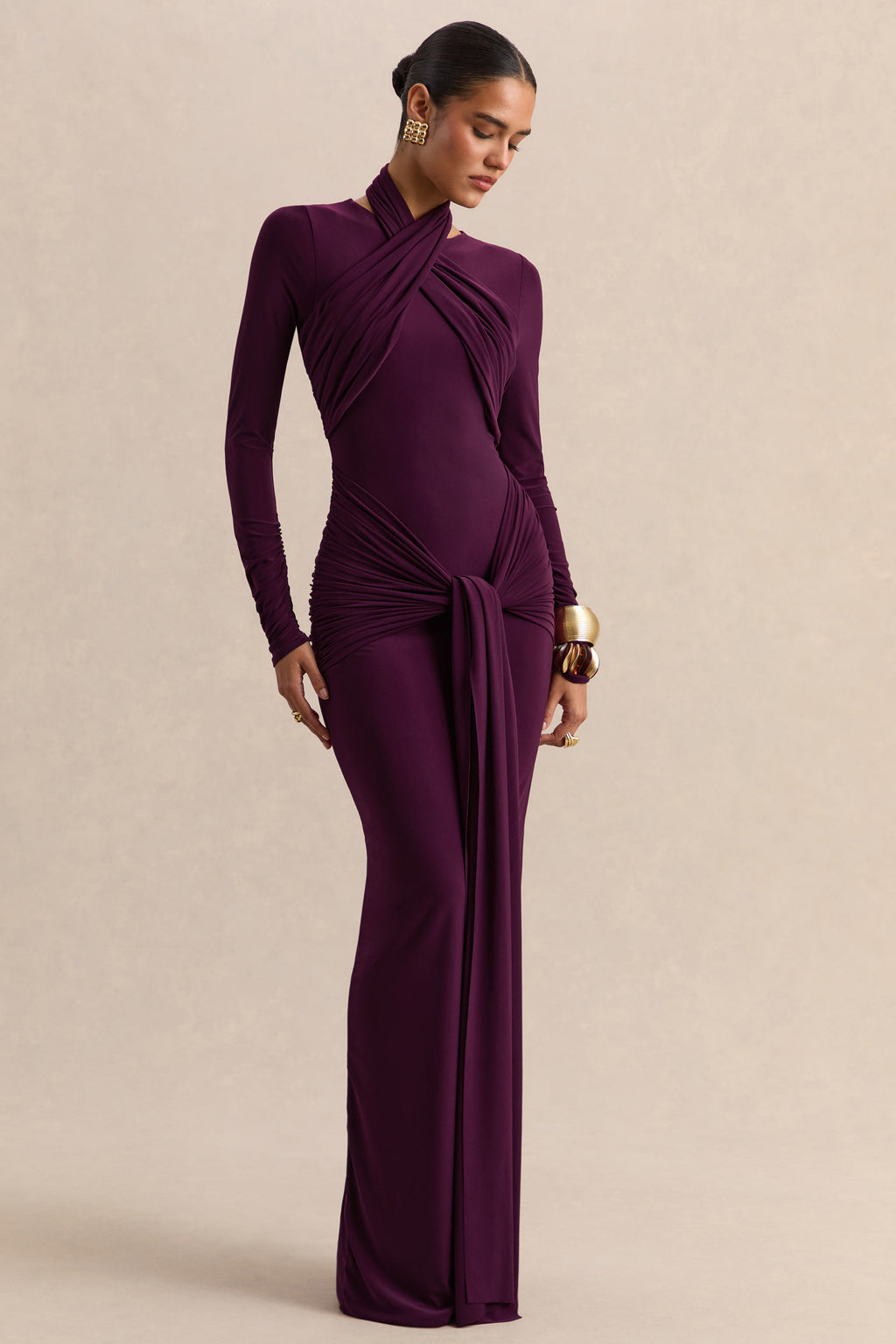 Linessa | Vestido largo color ciruela oscuro con cuello alto, banda y detalles fruncidos