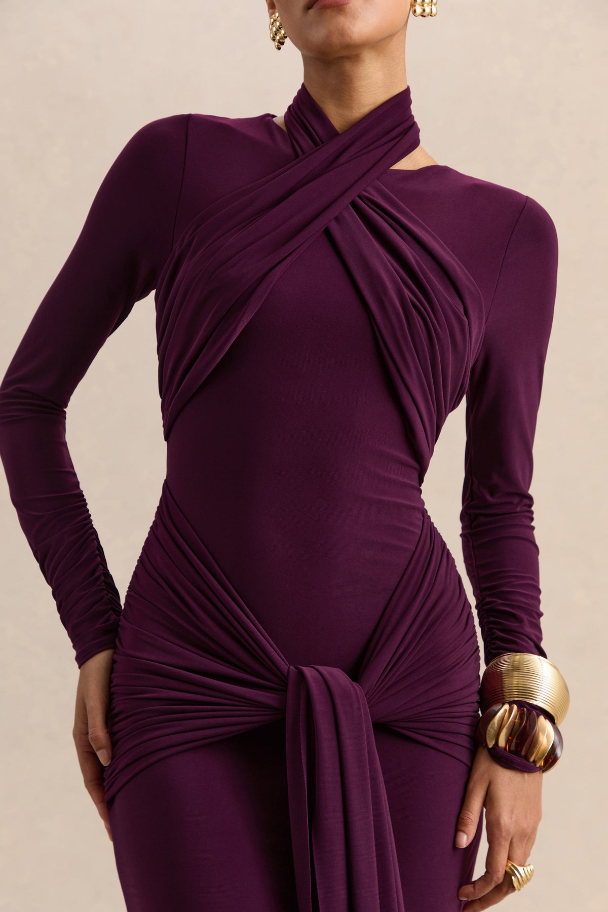Linessa | Vestido largo color ciruela oscuro con cuello alto, banda y detalles fruncidos