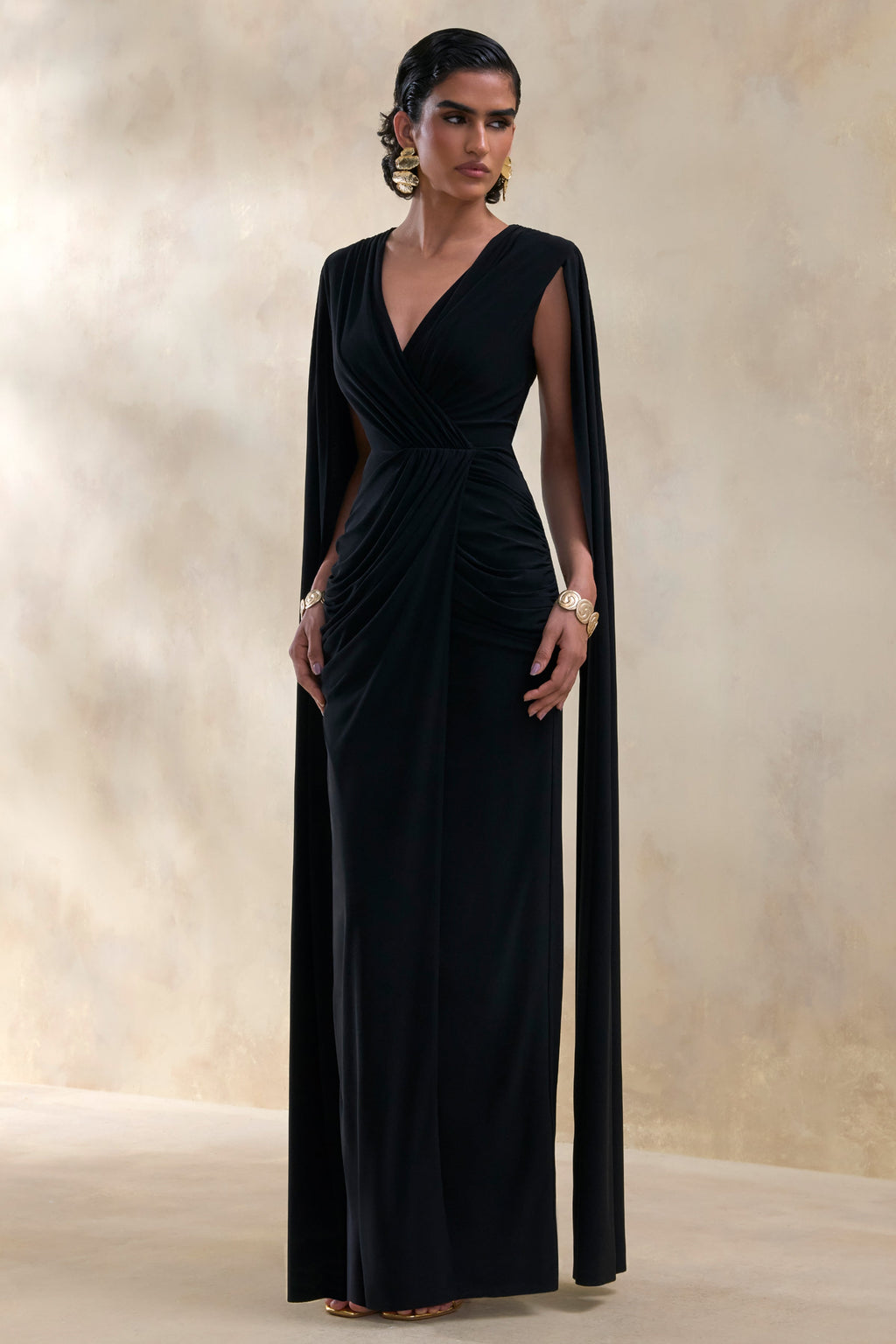 Ulissia | Vestido largo negro con escote en V y mangas tipo capa