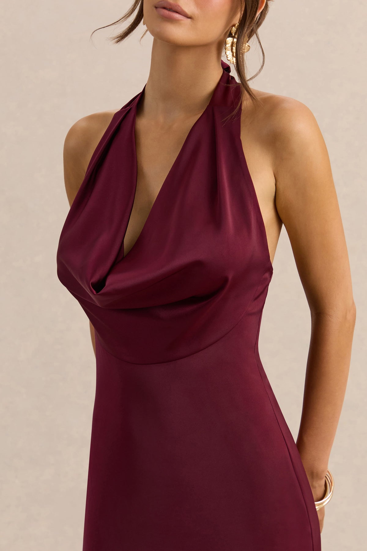Aralisse | Vestido largo de satén burdeos con escote caído