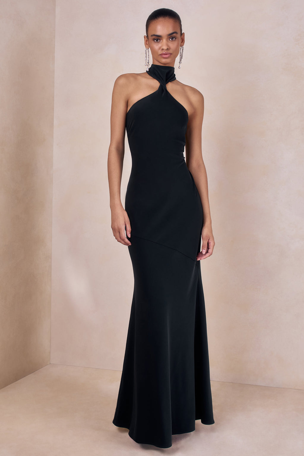 Bellora | Vestido largo negro de satén con cuello halter y detalle de bufanda