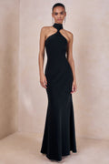 Bellora | Vestido largo negro de satén con cuello halter y detalle de bufanda