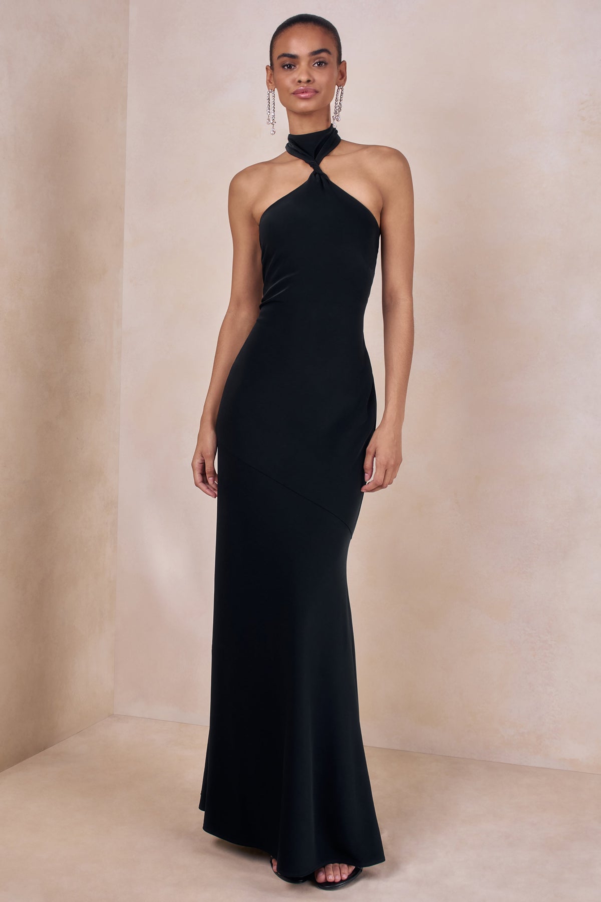 Bellora | Vestido largo negro de satén con cuello halter y detalle de bufanda