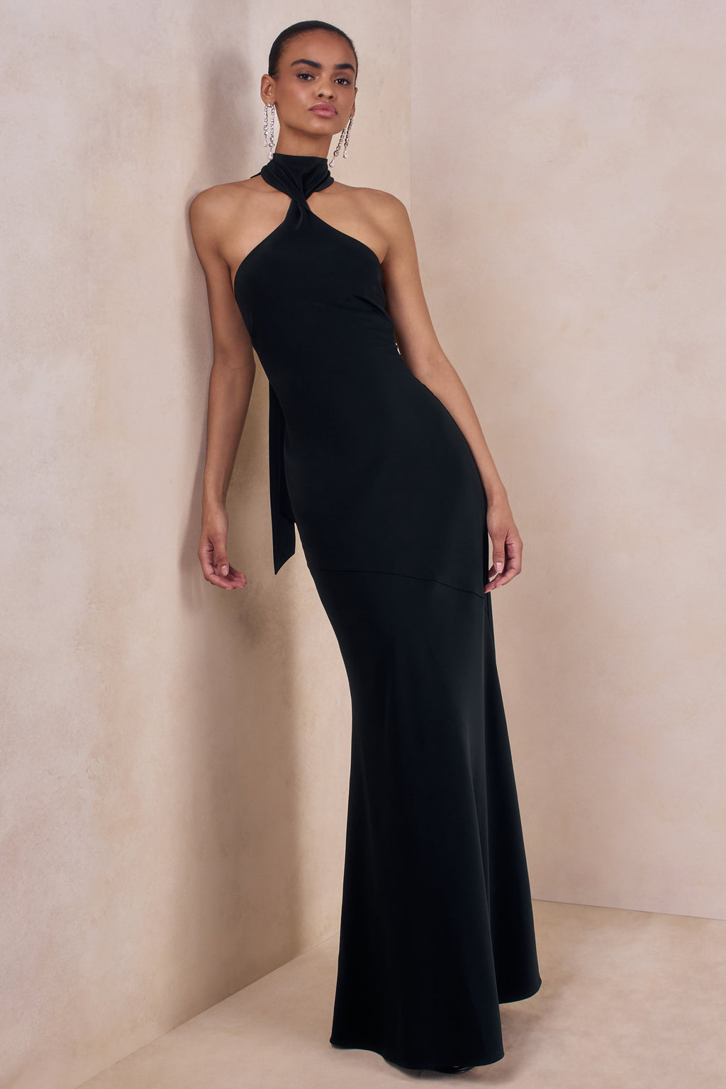 Bellora | Vestido largo negro de satén con cuello halter y detalle de bufanda