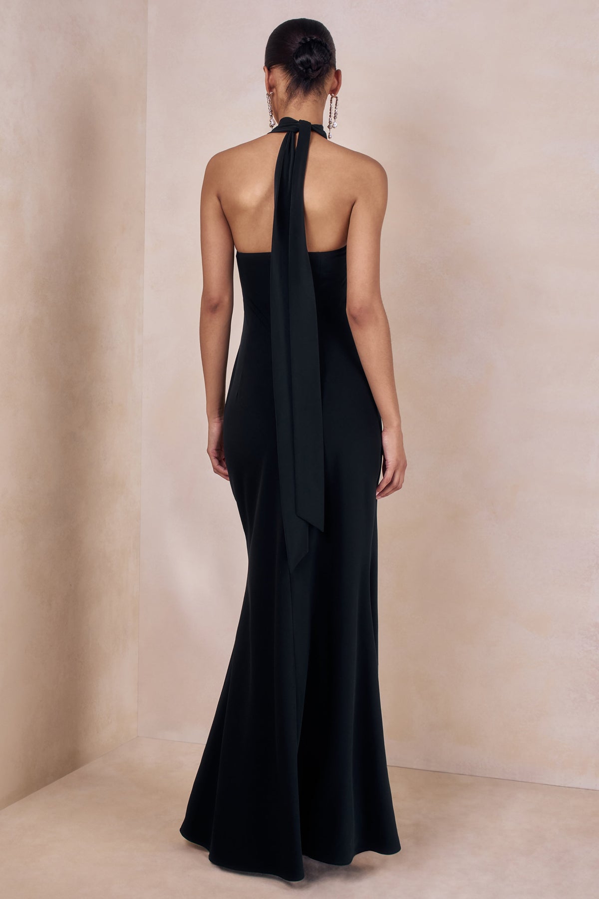 Bellora | Vestido largo negro de satén con cuello halter y detalle de bufanda