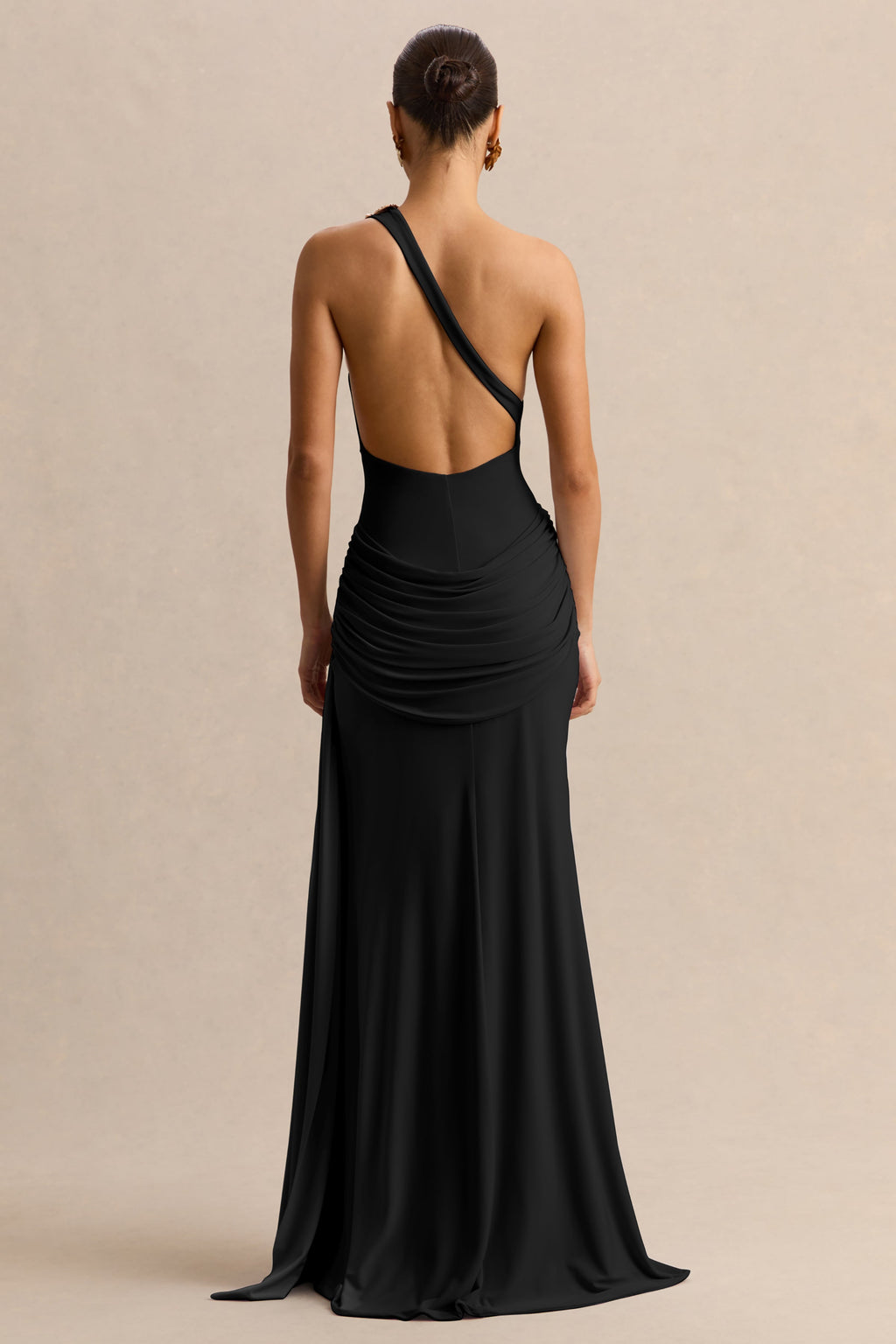 Belrose | Vestido largo negro de escote asimétrico con detalle dorado y abertura frontal alta