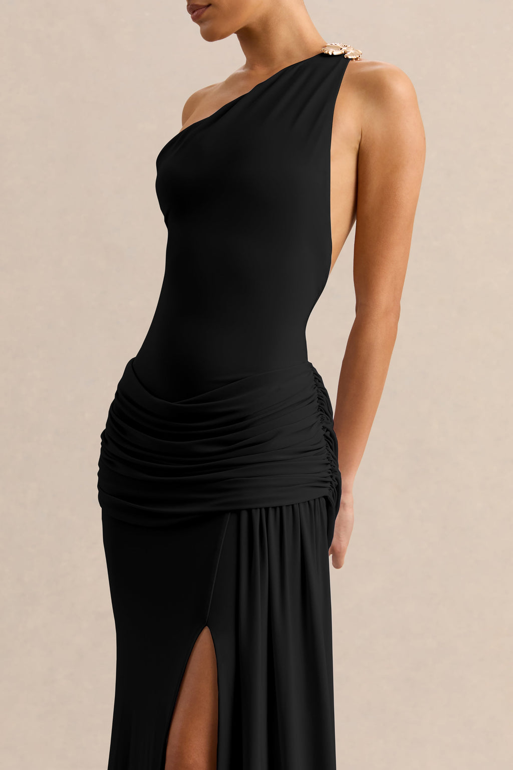 Belrose | Vestido largo negro de escote asimétrico con detalle dorado y abertura frontal alta