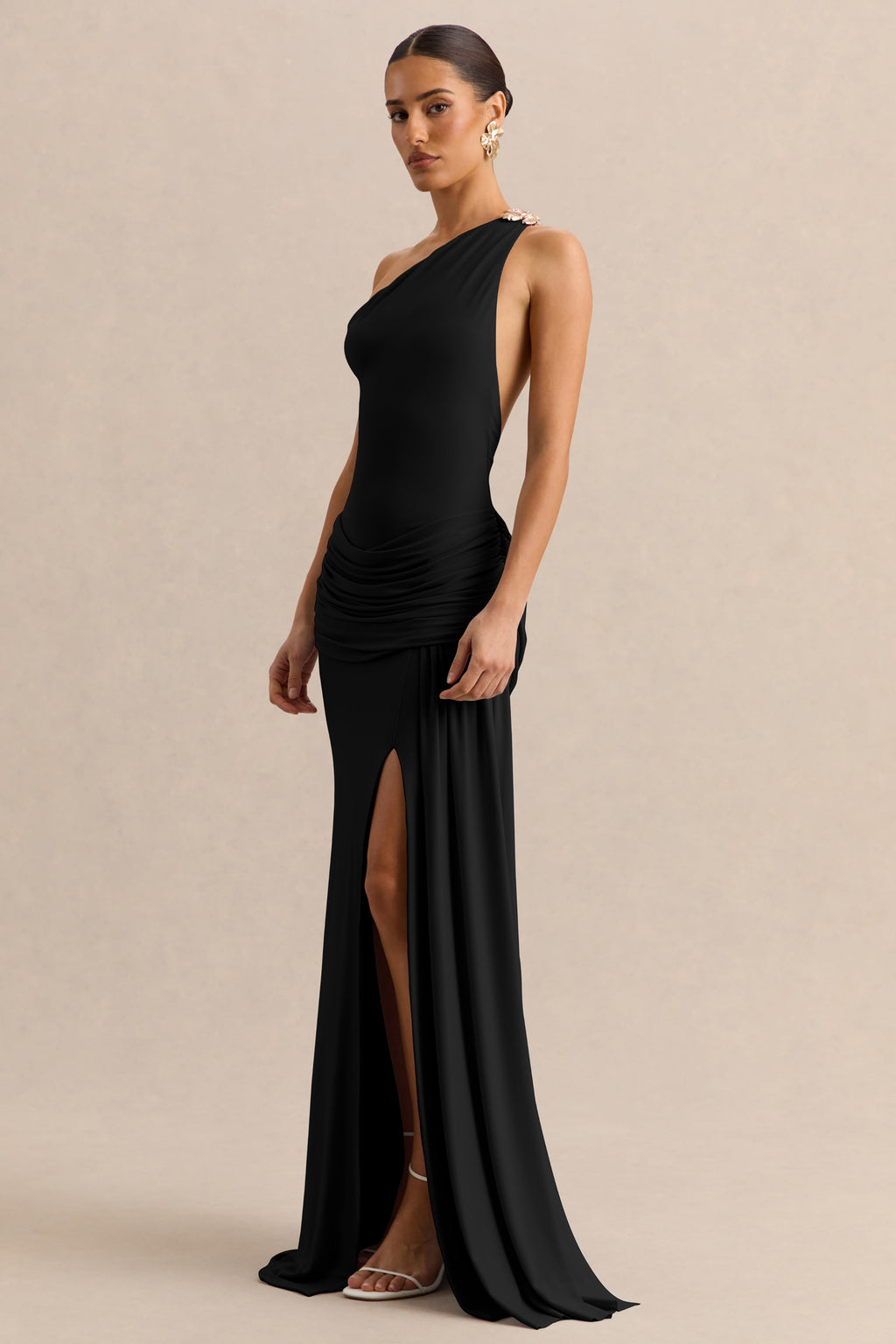 Belrose | Vestido largo negro de escote asimétrico con detalle dorado y abertura frontal alta
