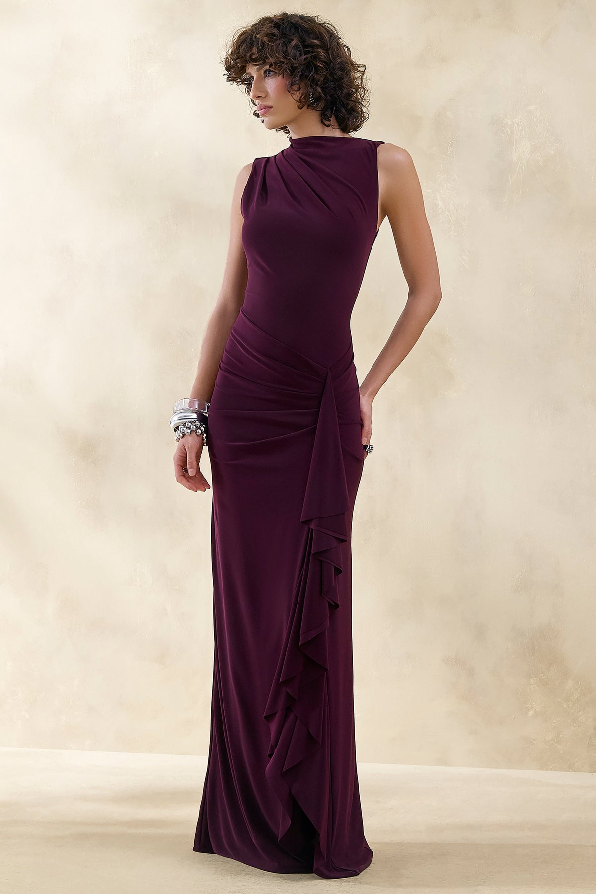 Helessia | Vestido largo color ciruela oscuro con escote asimétrico, detalle fruncido y fajín