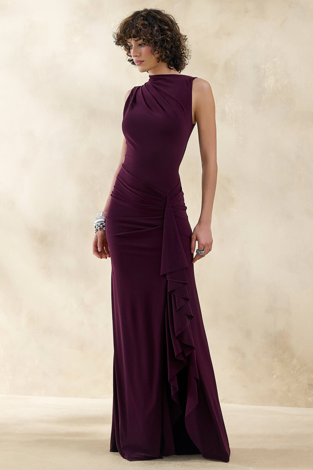 Helessia | Vestido largo color ciruela oscuro con escote asimétrico, detalle fruncido y fajín
