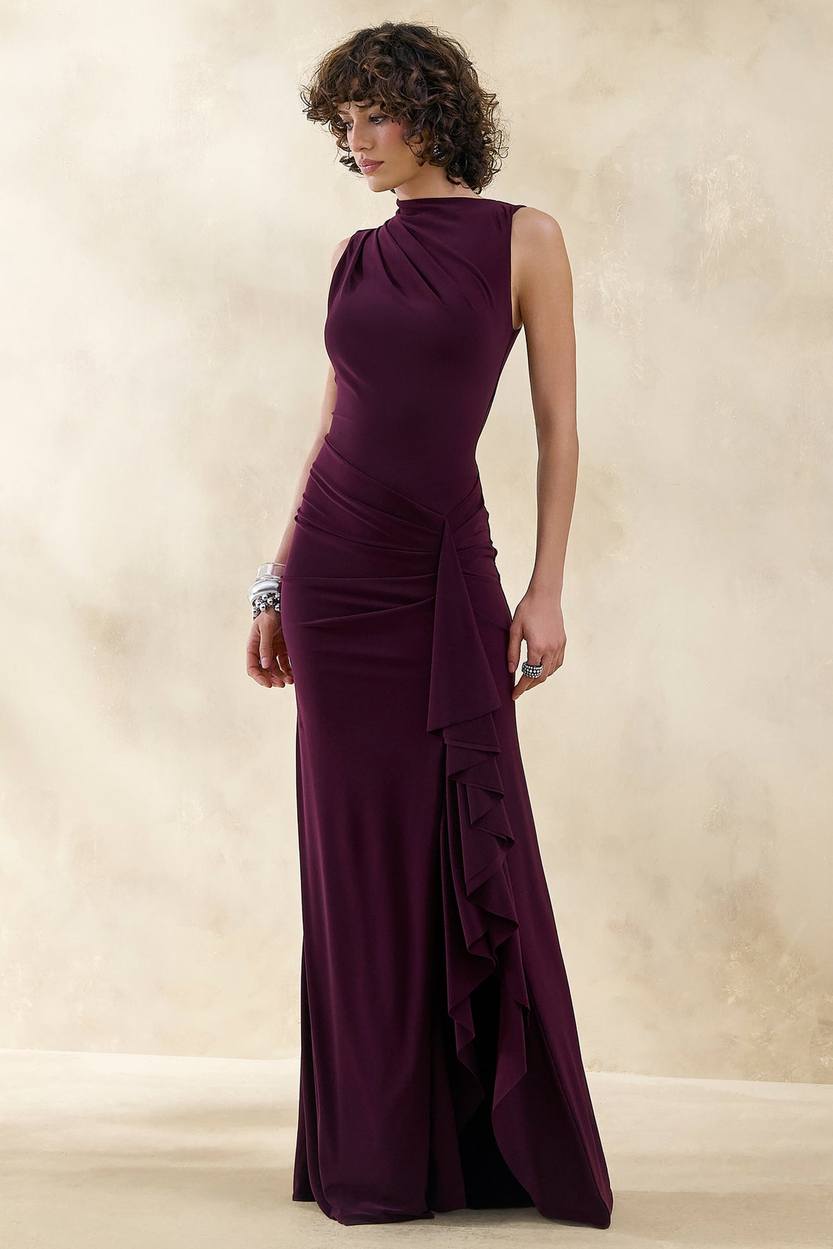 Helessia | Vestido largo color ciruela oscuro con escote asimétrico, detalle fruncido y fajín
