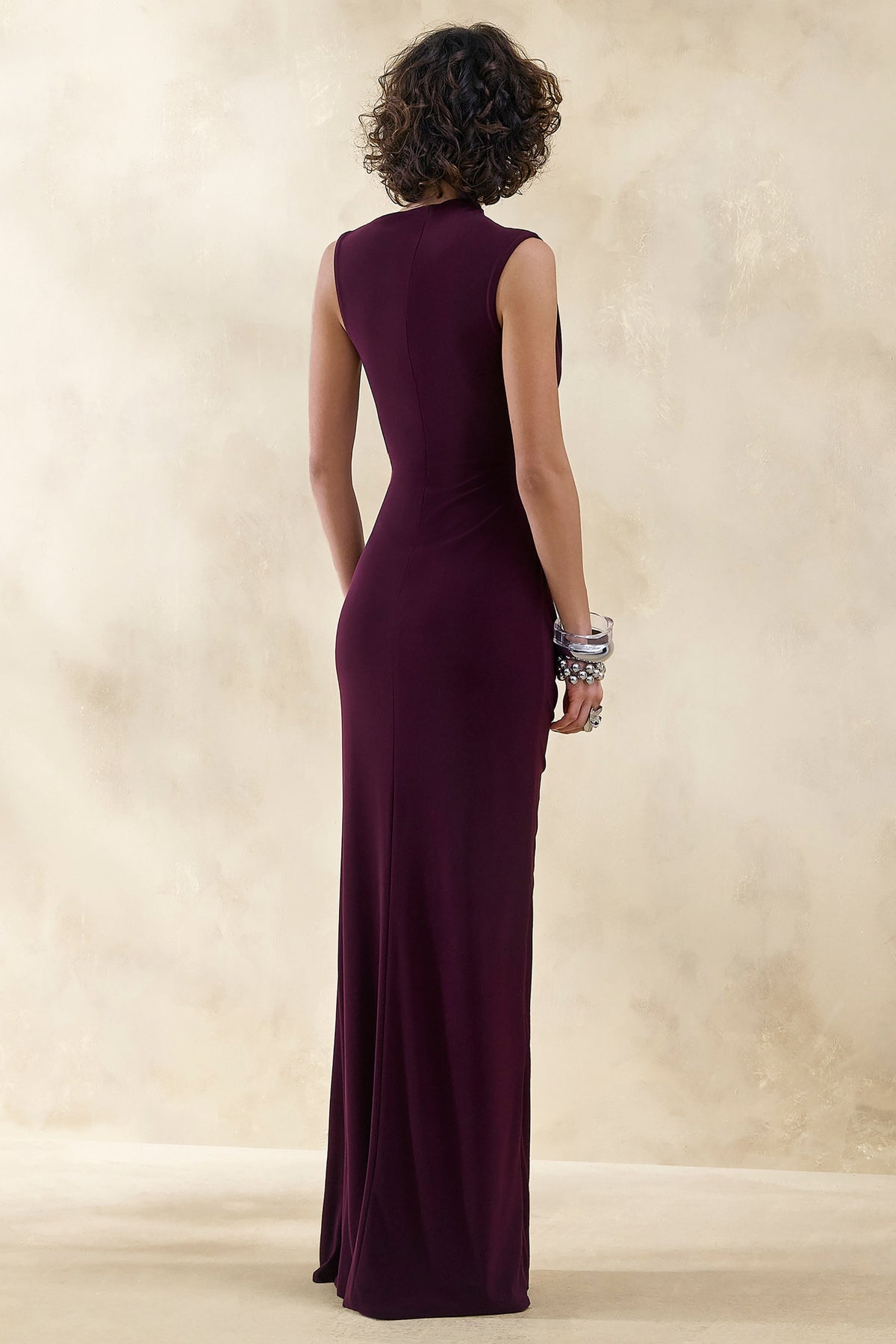 Helessia | Vestido largo color ciruela oscuro con escote asimétrico, detalle fruncido y fajín