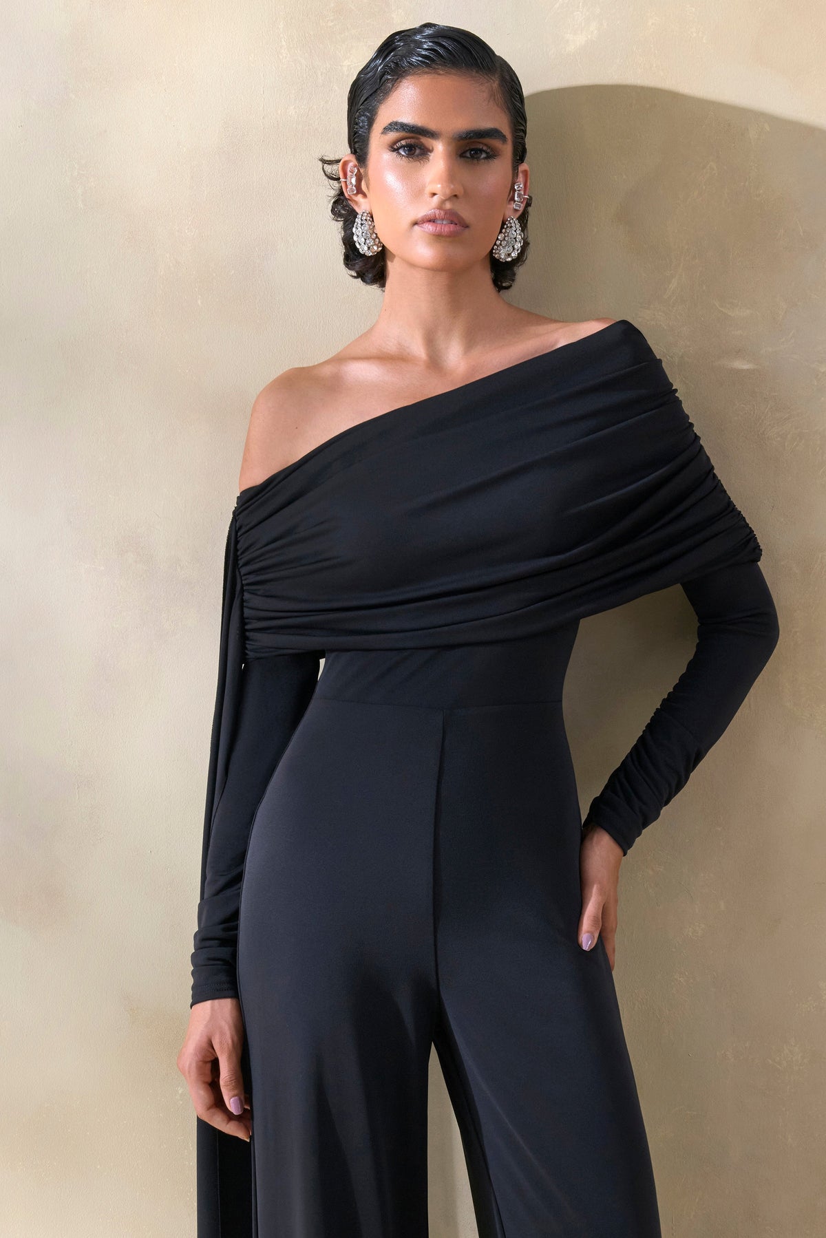 Elova | Mono negro con escote Bardot y fajín