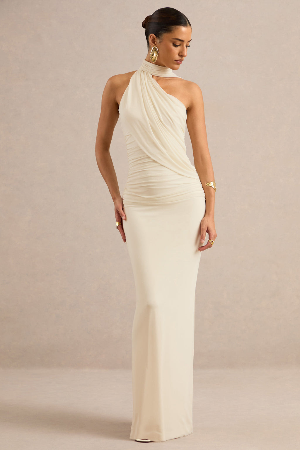 Gelsey | Vestido largo color crema de malla fruncida, con cuello alto y detalle de pañuelo