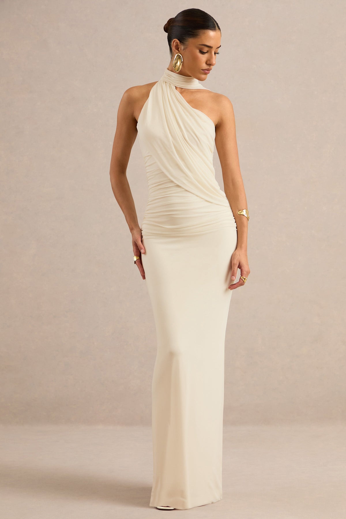 Gelsey | Vestido largo color crema de malla fruncida, con cuello alto y detalle de pañuelo