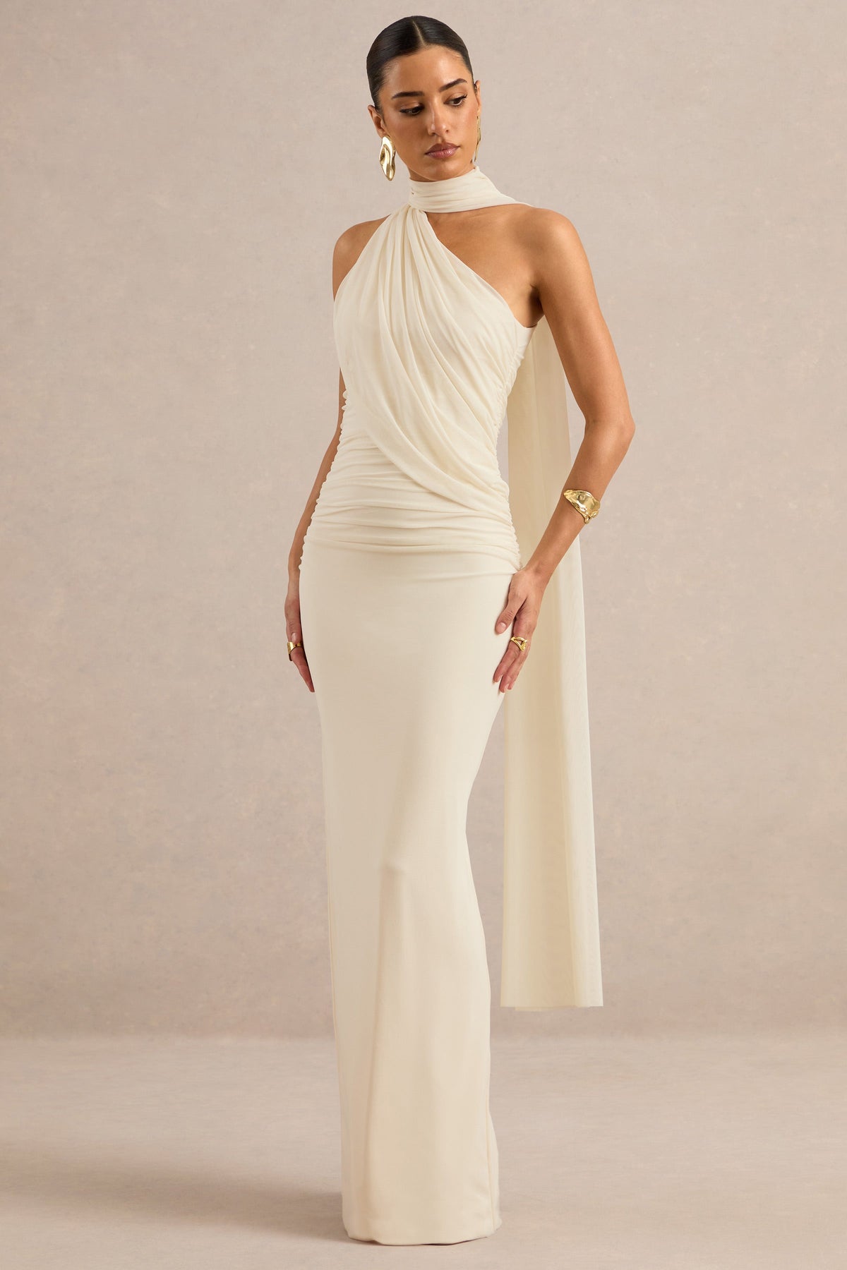 Gelsey | Vestido largo color crema de malla fruncida, con cuello alto y detalle de pañuelo