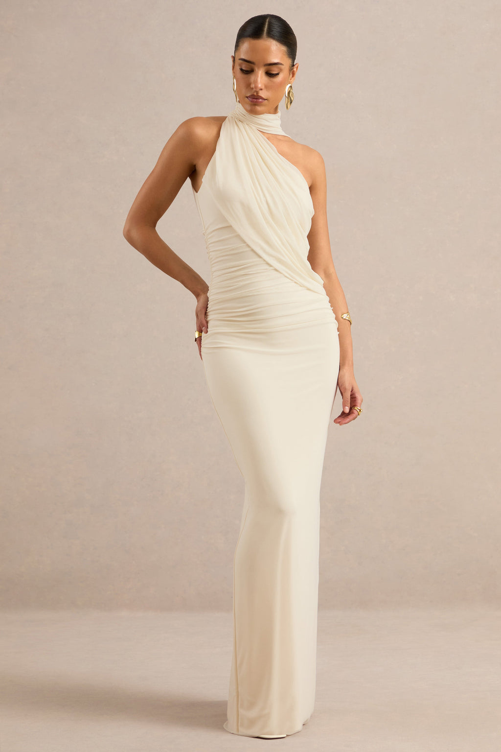 Gelsey | Vestido largo color crema de malla fruncida, con cuello alto y detalle de pañuelo