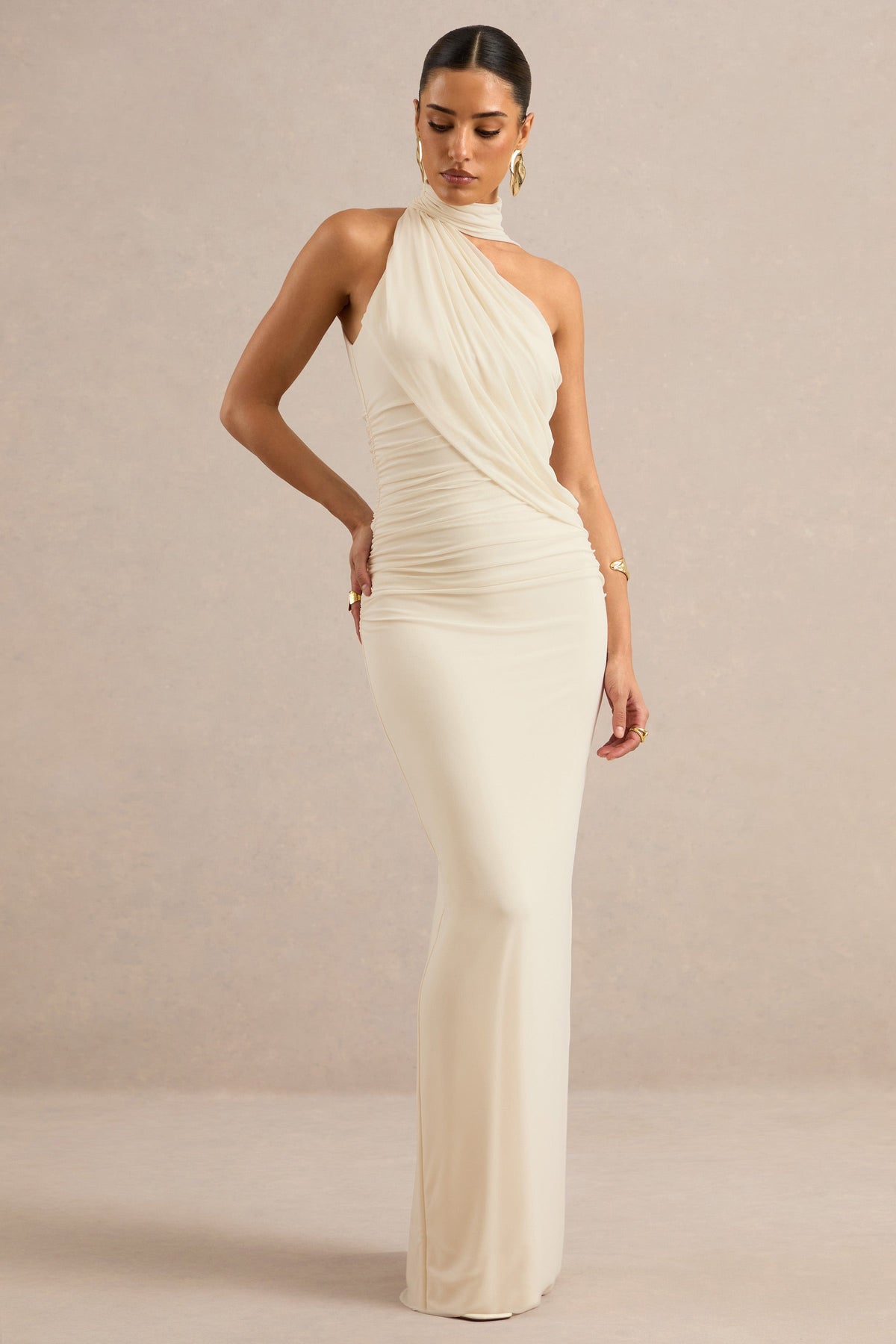 Gelsey | Vestido largo color crema de malla fruncida, con cuello alto y detalle de pañuelo