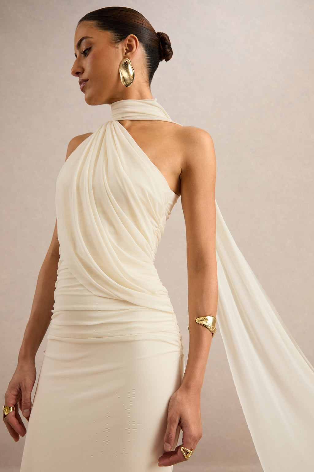 Gelsey | Vestido largo color crema de malla fruncida, con cuello alto y detalle de pañuelo