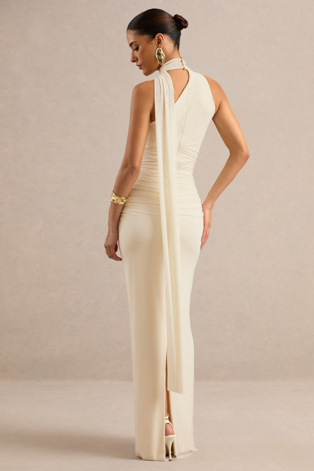 Gelsey | Vestido largo color crema de malla fruncida, con cuello alto y detalle de pañuelo