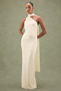 Gelsey | Vestido largo color crema de malla fruncida, con cuello alto y detalle de pañuelo