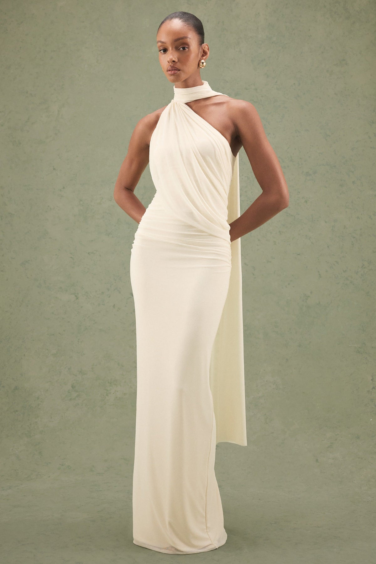 Gelsey | Vestido largo color crema de malla fruncida, con cuello alto y detalle de pañuelo