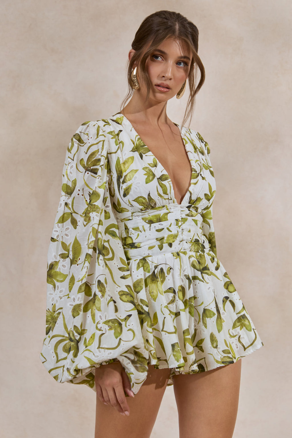 Caron | Mono blanco y verde con estampado floral de broderie, escote pronunciado y mangas abullonadas
