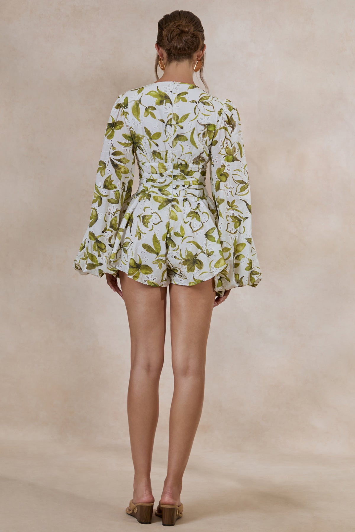 Caron | Mono blanco y verde con estampado floral de broderie, escote pronunciado y mangas abullonadas