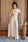 Emelisse | Mono color crema de punto con cuello redondo, detalle drapeado y mangas tipo capa