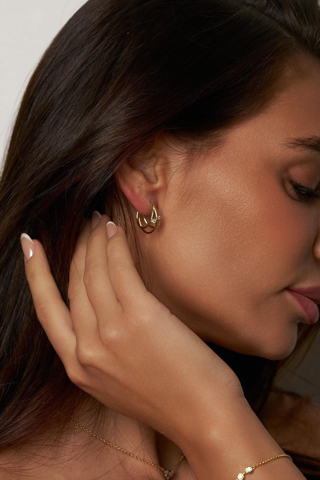 Aros cruzados de moissanita celeste