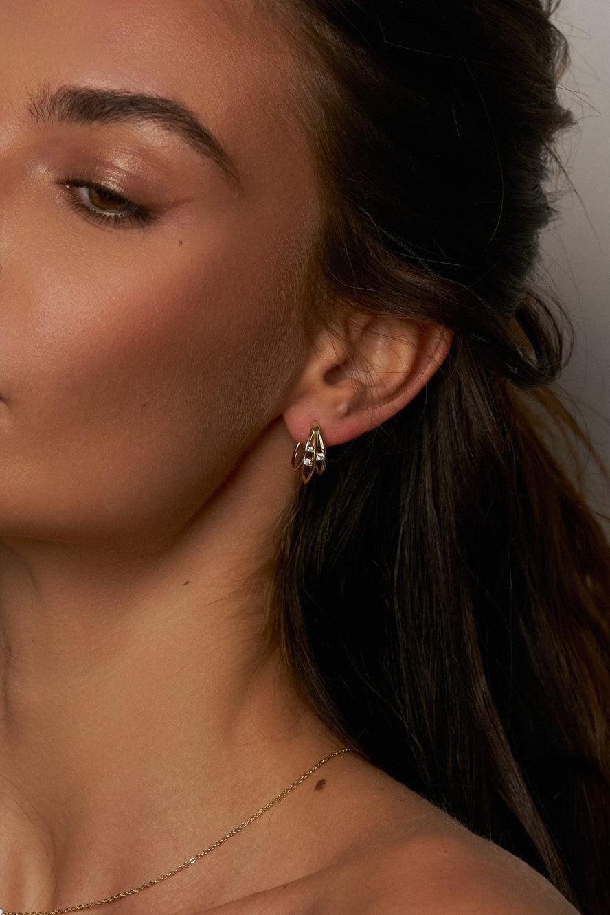 Aros cruzados de moissanita celeste