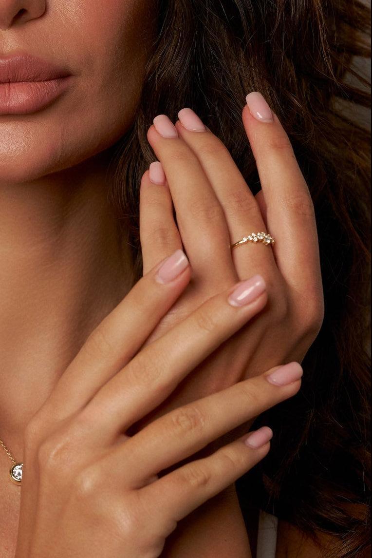 Anillo con corona de moissanita celeste