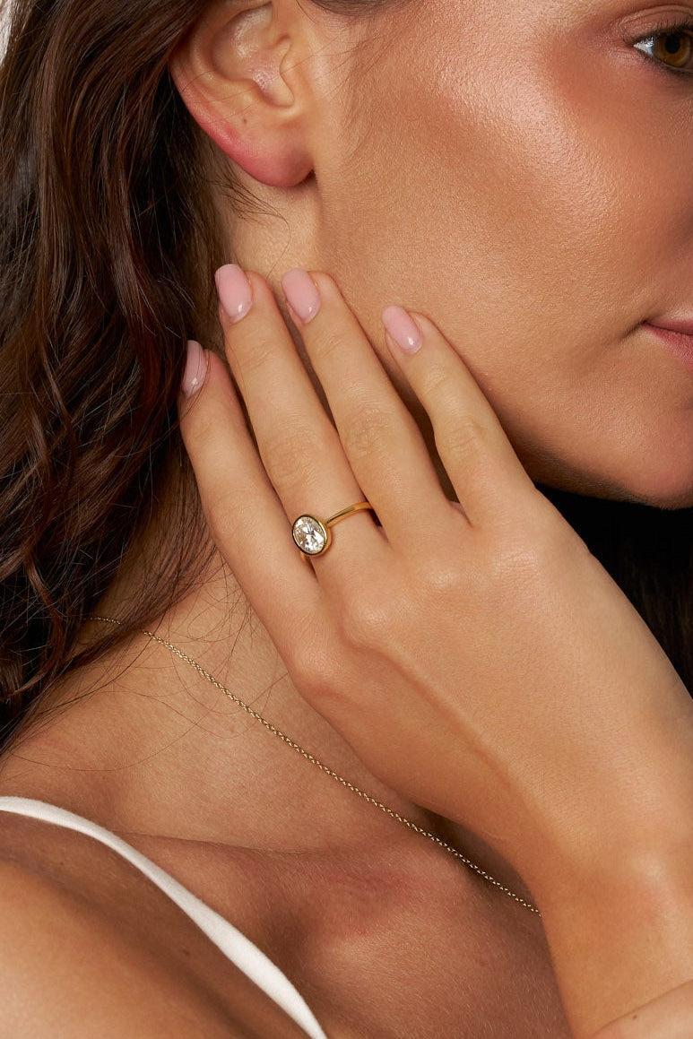 Anillo solitario Evelyn con circonitas ovaladas