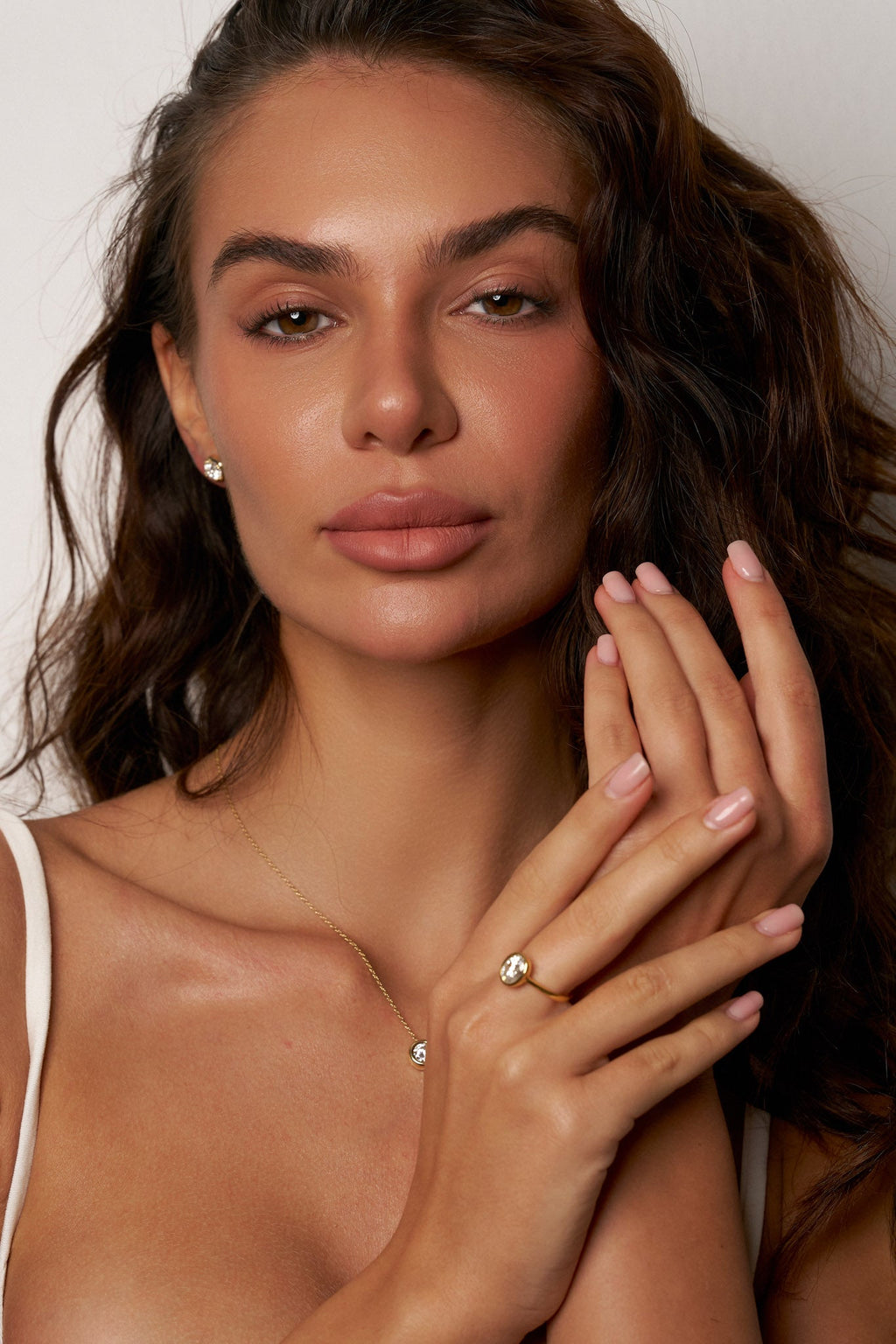 Anillo solitario Evelyn con circonitas ovaladas
