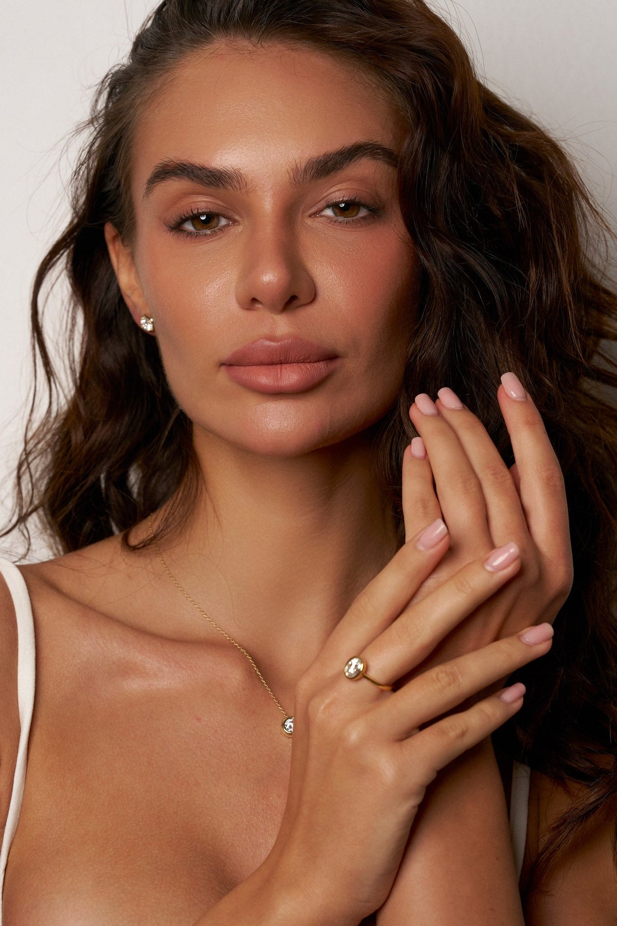 Anillo solitario Evelyn con circonitas ovaladas