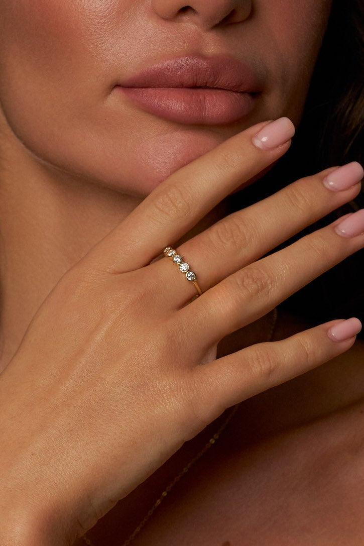 Anillo de moissanita de cinco piedras