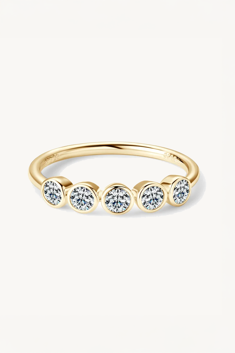 Anillo de moissanita de cinco piedras