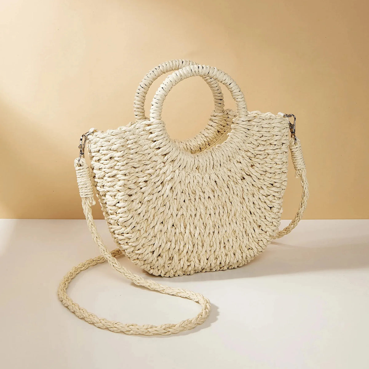 Bolso bandolera de ratán y paja en forma de media luna