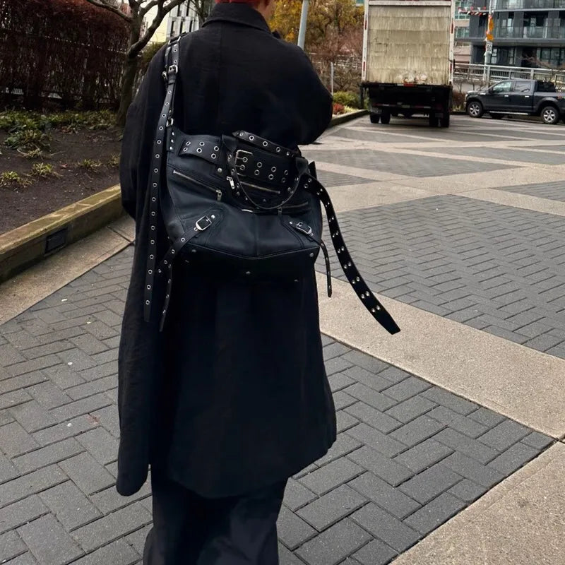 Bolso bandolera con remaches